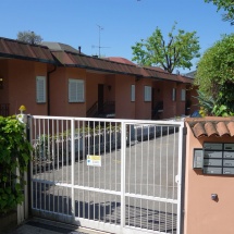 Parkplatz gesichert durch automatisches Tor